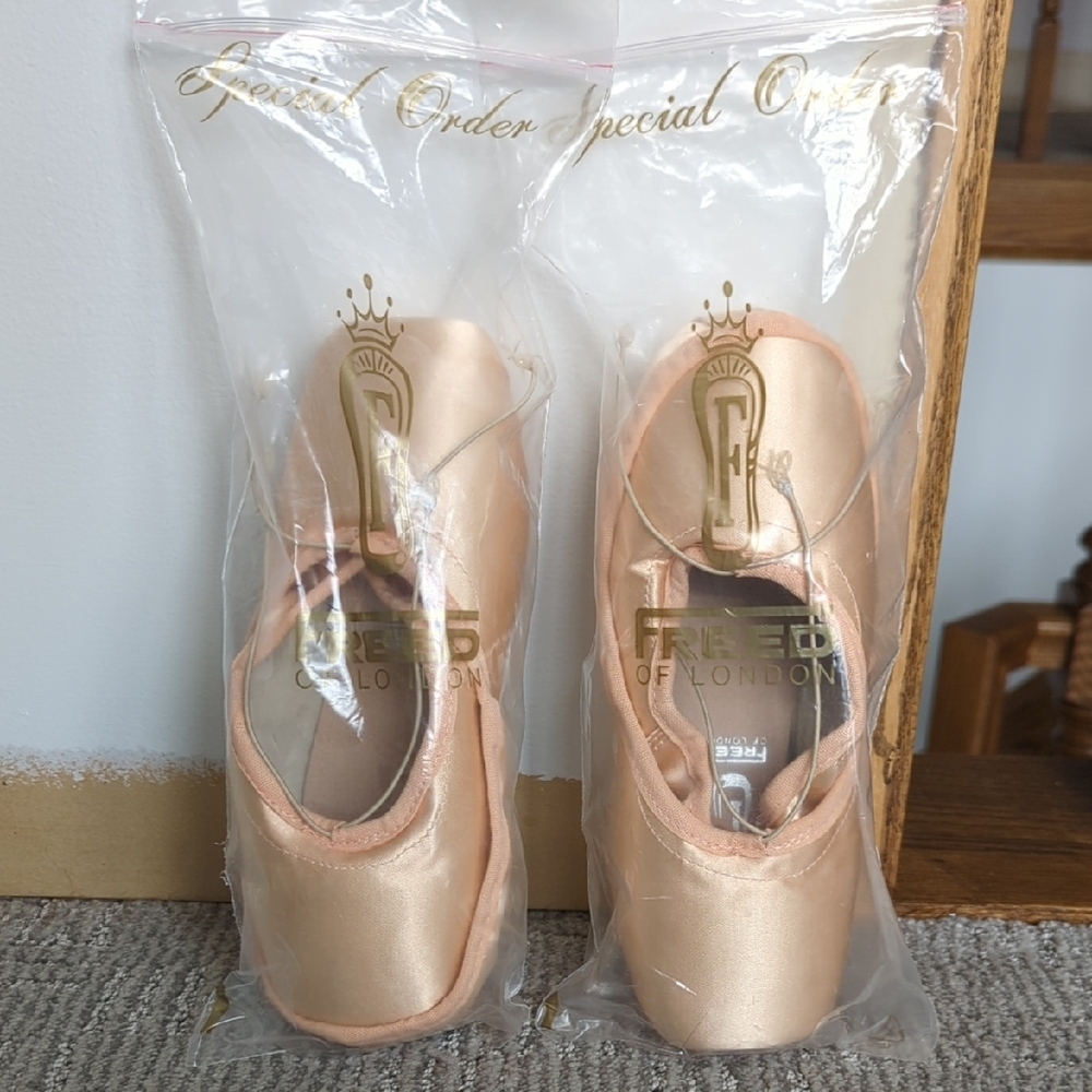 Freed of London Ballet Pointe Shoes in Peach